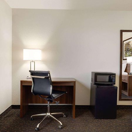 Travelodge By Wyndham Vaughn Exterior photo