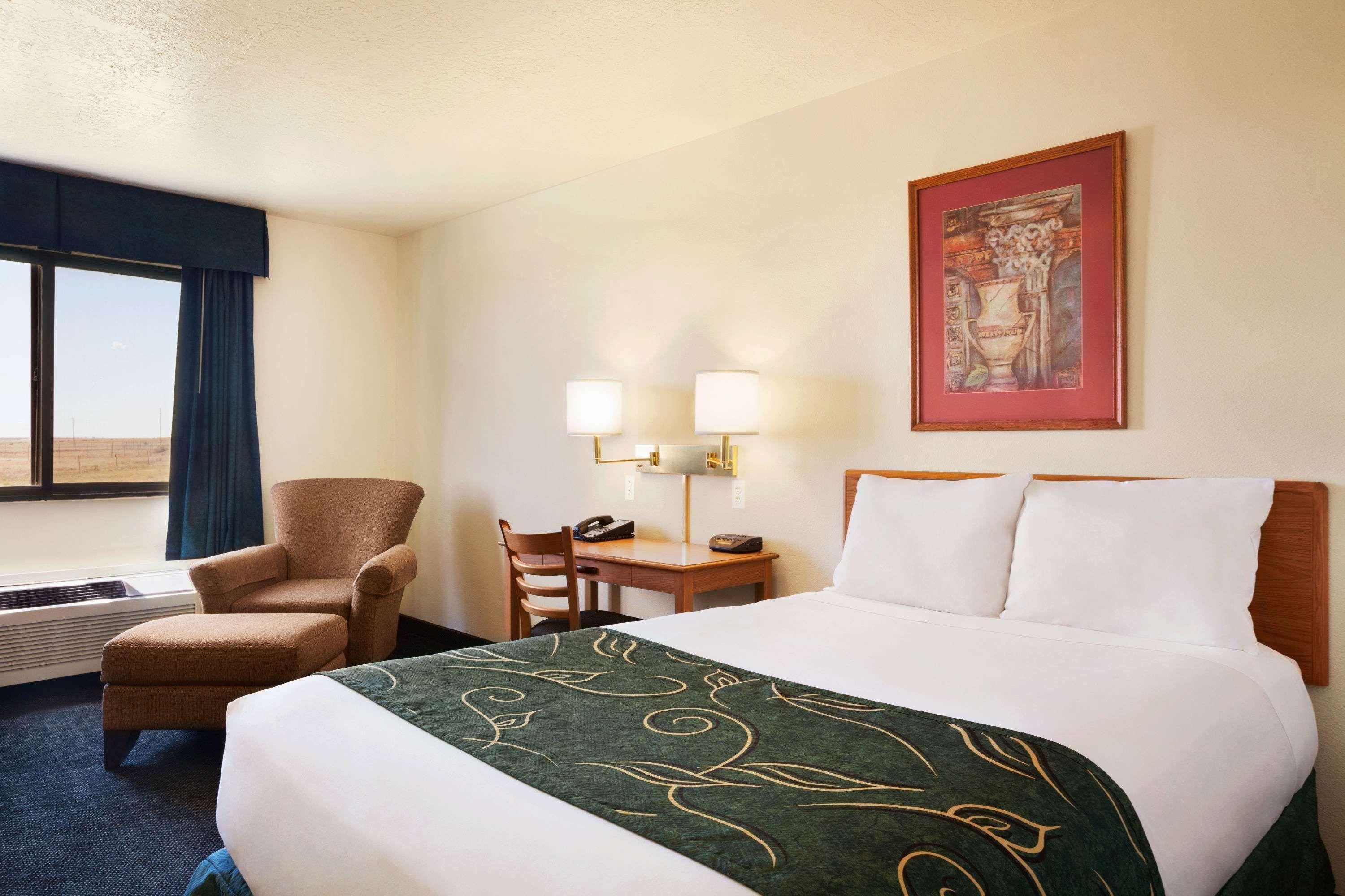 Travelodge By Wyndham Vaughn Exterior photo
