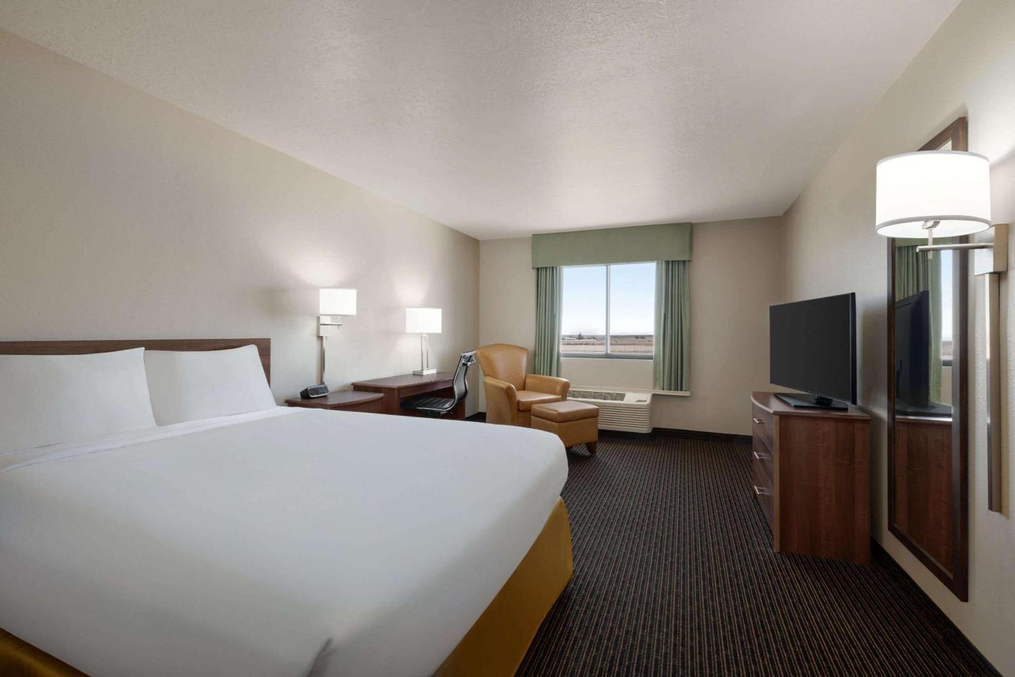 Travelodge By Wyndham Vaughn Exterior photo