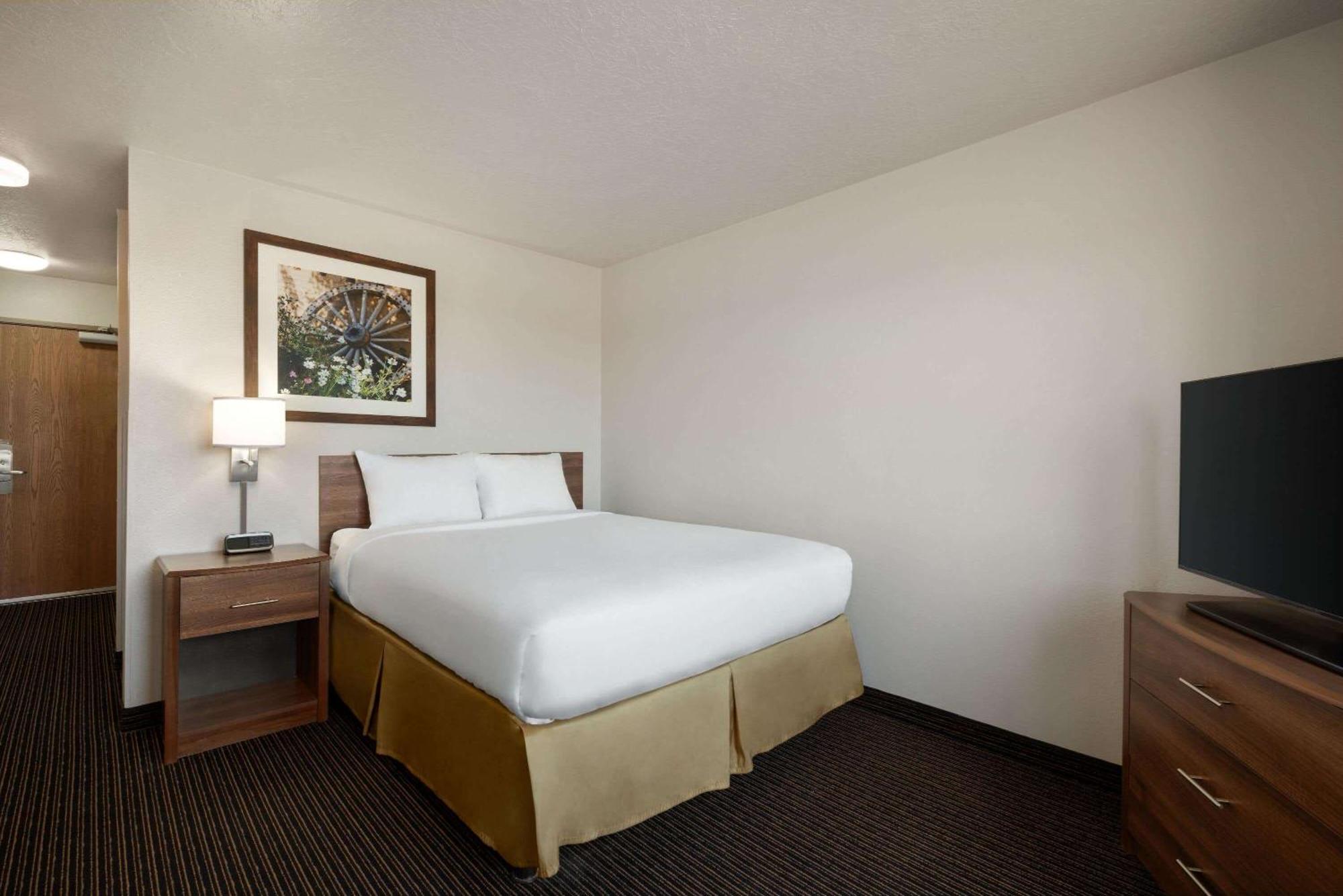 Travelodge By Wyndham Vaughn Exterior photo