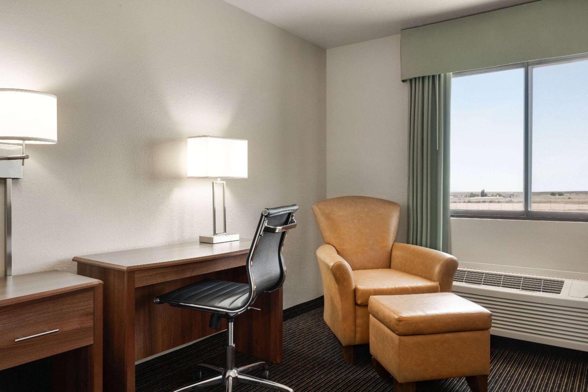 Travelodge By Wyndham Vaughn Exterior photo