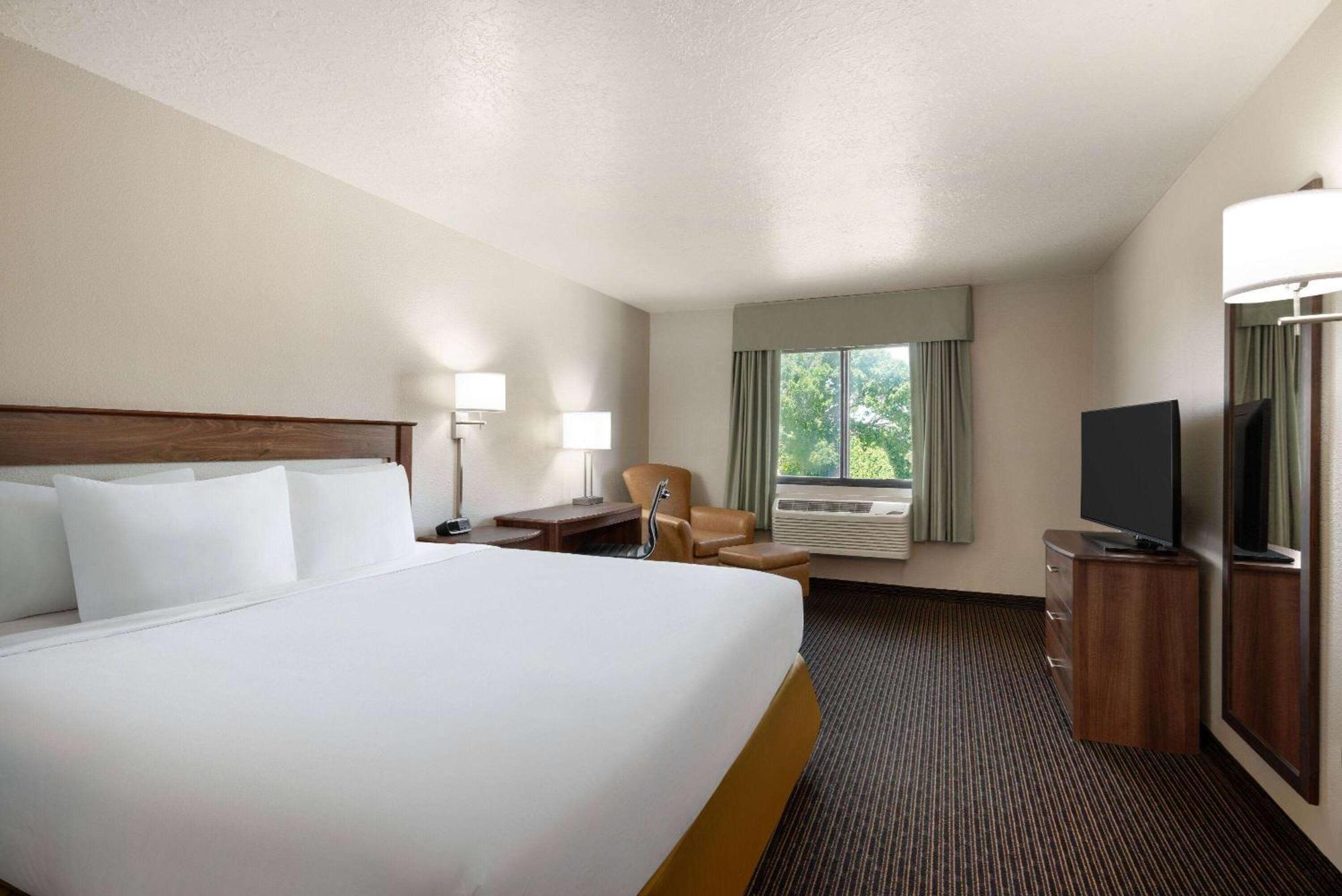 Travelodge By Wyndham Vaughn Exterior photo