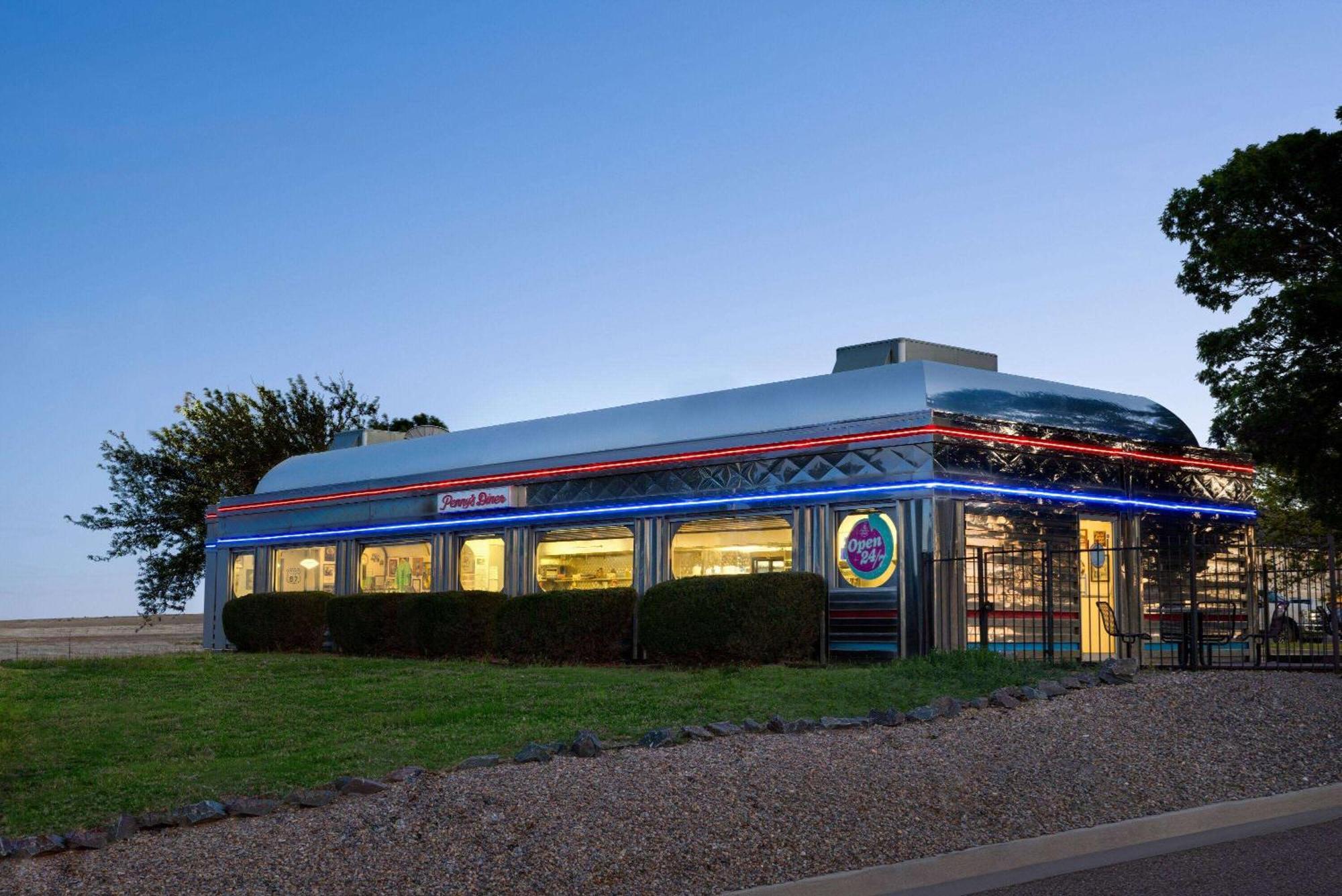 Travelodge By Wyndham Vaughn Exterior photo