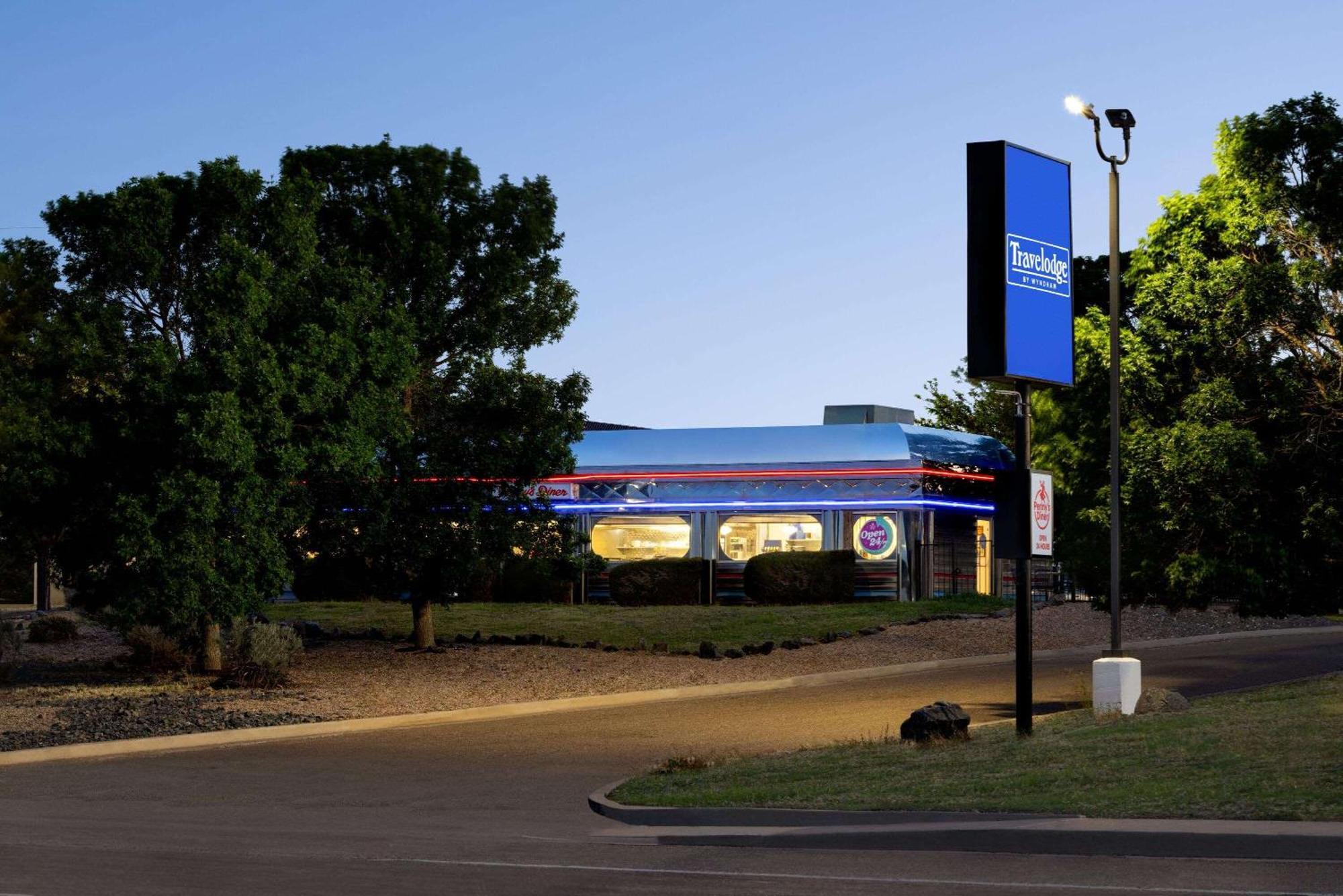 Travelodge By Wyndham Vaughn Exterior photo