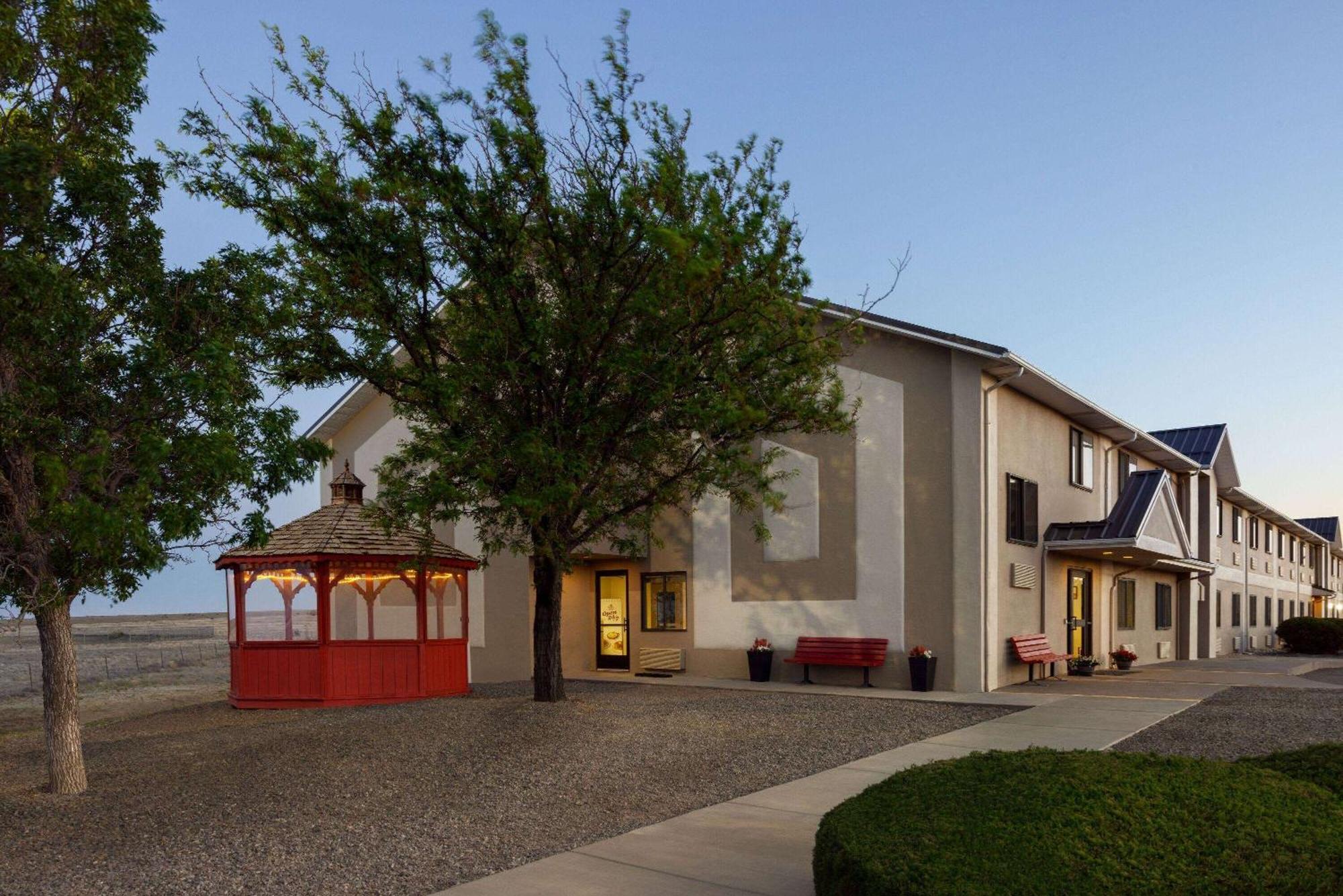 Travelodge By Wyndham Vaughn Exterior photo