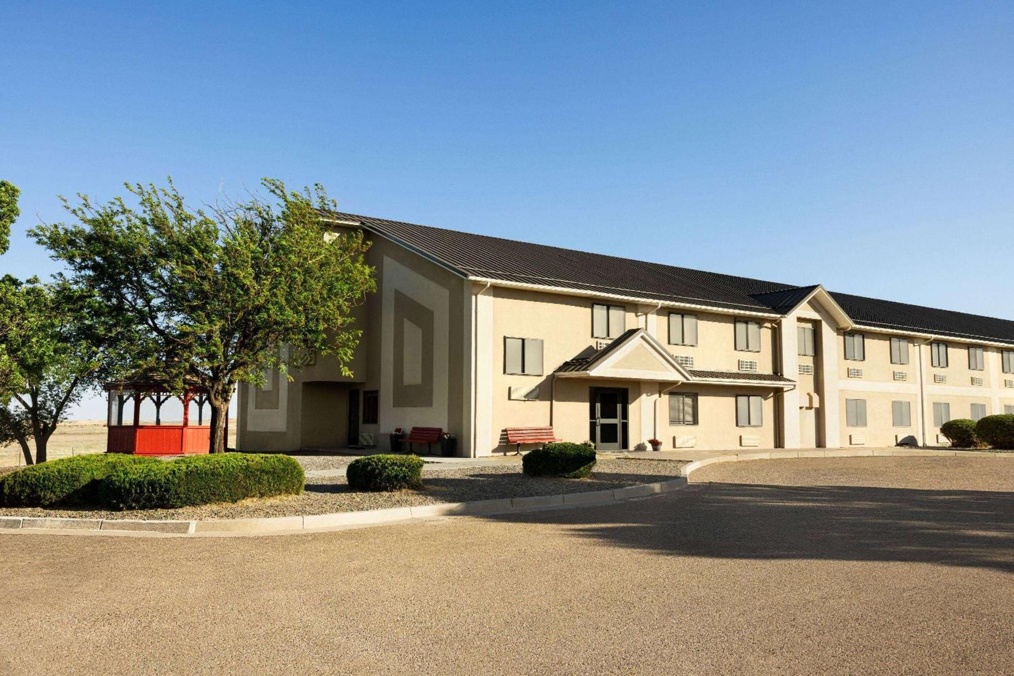 Travelodge By Wyndham Vaughn Exterior photo