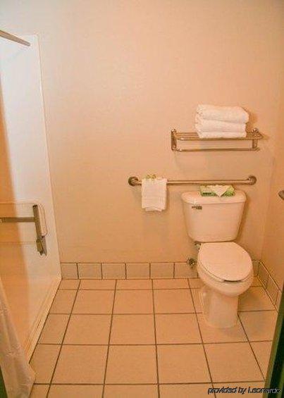 Travelodge By Wyndham Vaughn Room photo