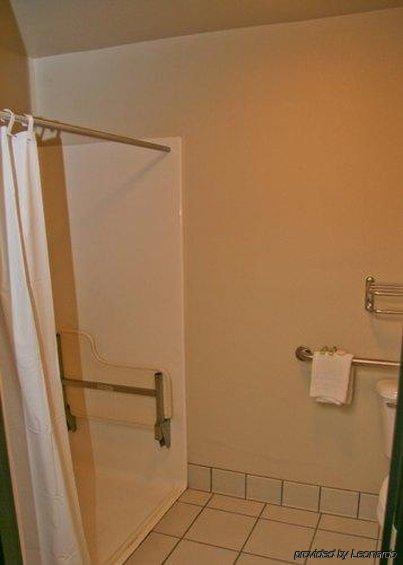 Travelodge By Wyndham Vaughn Room photo