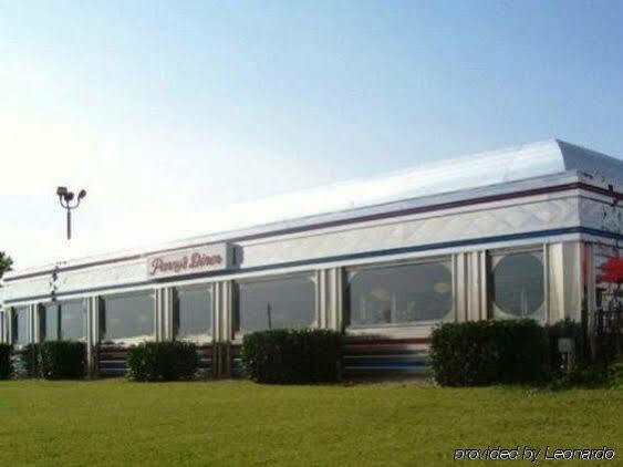 Travelodge By Wyndham Vaughn Exterior photo